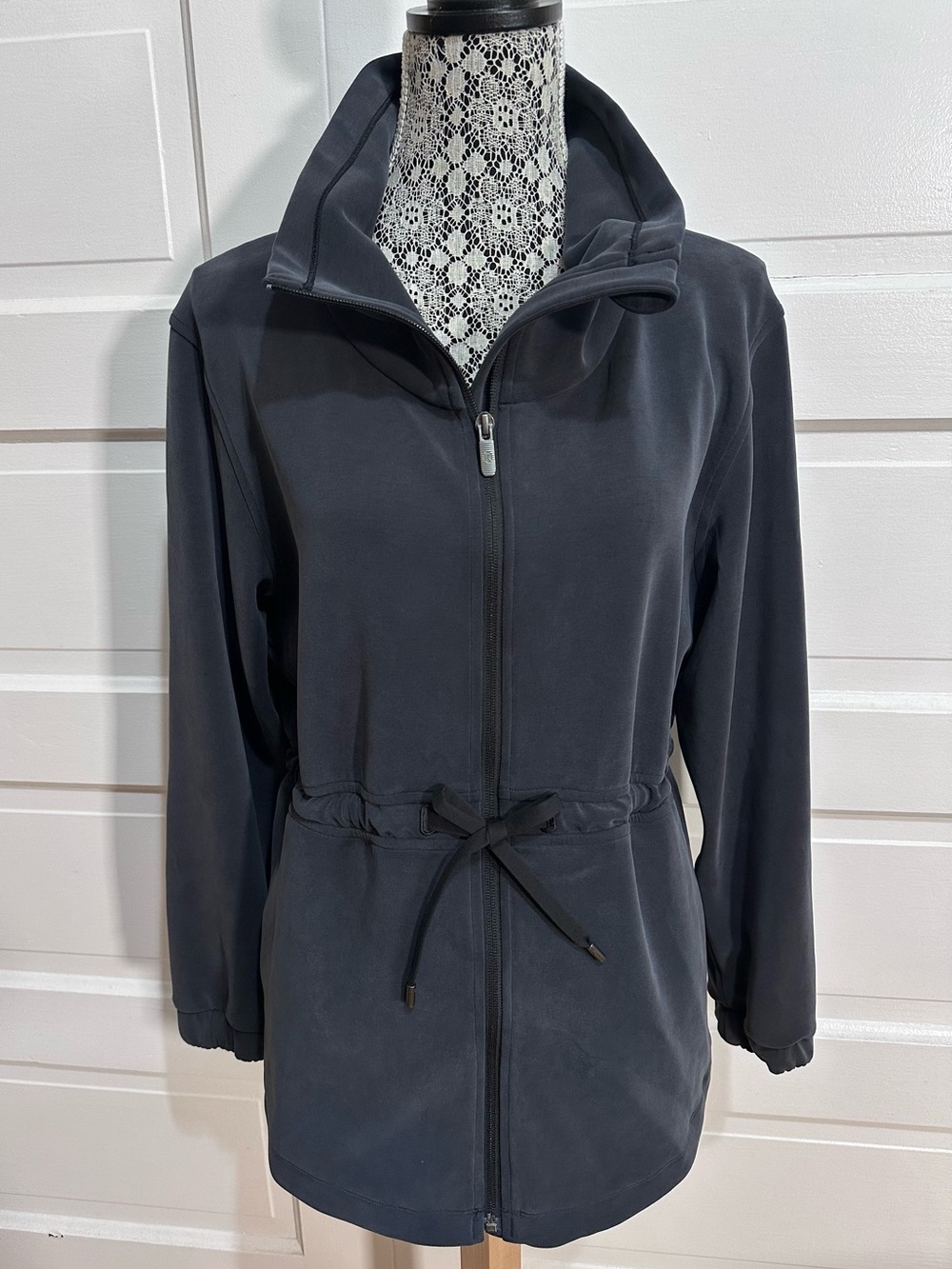 Lululemon Softstreme Cinch-Waist Jacket Size 6 Black Soft Full-Zip $138